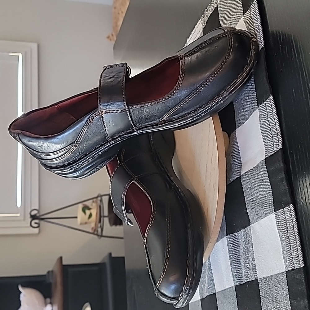 Born Women's Black Mary Jane Adjustable Strap Shoes Size 9/40.5